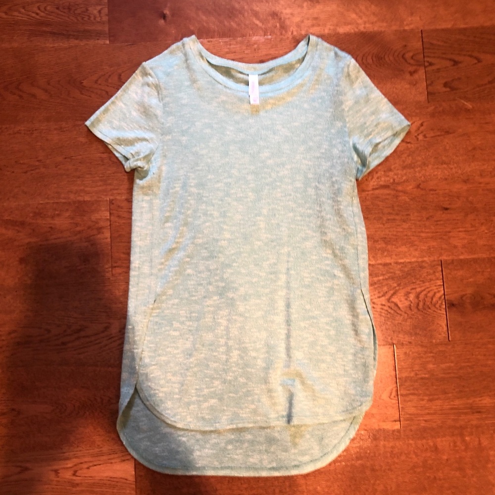 turquoise t-shirt